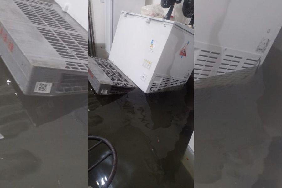 Centro de Acolhimento de Adultos de São Vicente fica totalmente alagado por conta das chuvas.