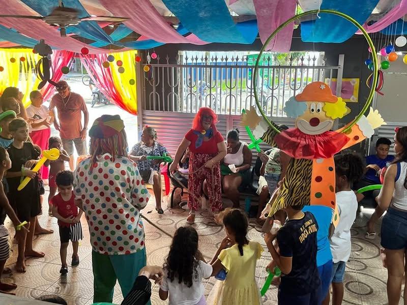 Dia do Circo é celebrado com tarde de magia e diversão no CRAS Vicente de Carvalho