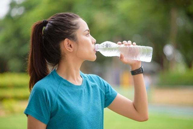 Hidratação e boa alimentação ajudam no detox pós-Carnaval.