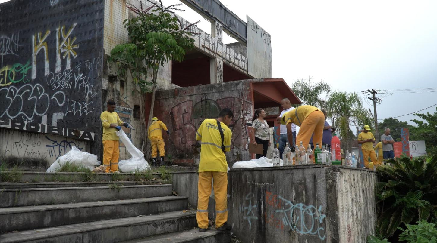 Operação desocupa imóvel invadido na orla da Enseada