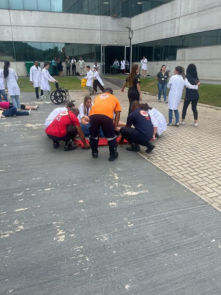 SAMU de Guarujá orienta alunos da Unoeste em simulado de atendimento pré- hospitalar