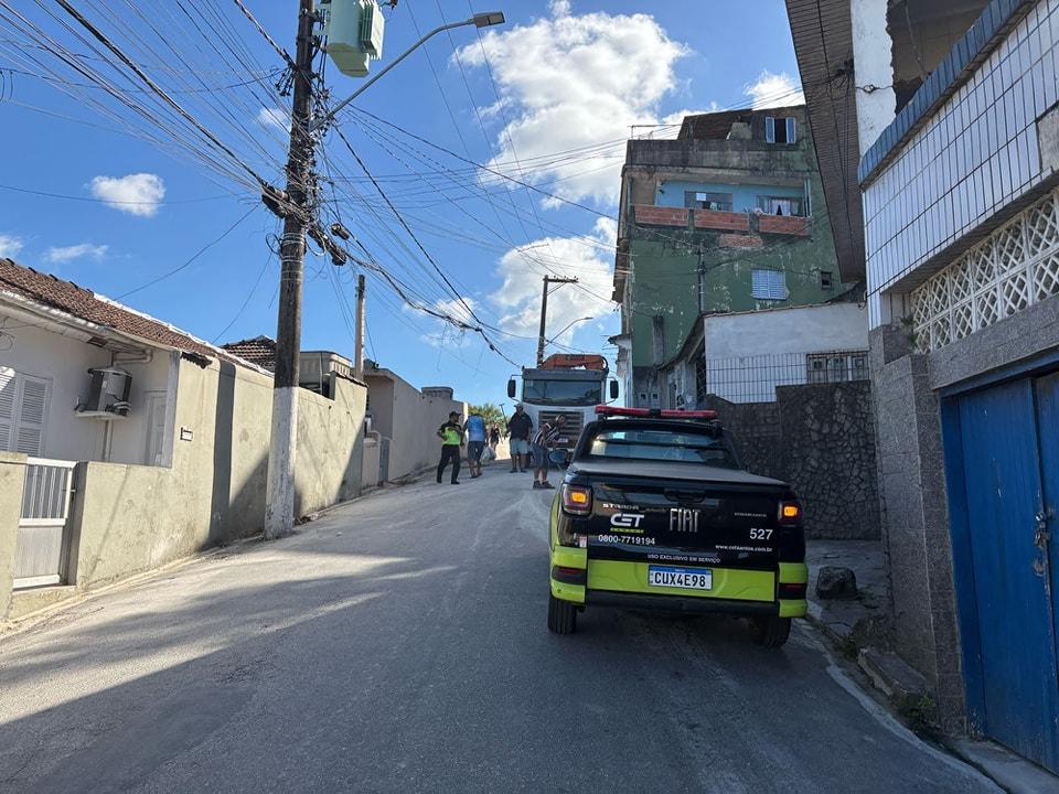 Via em morro de Santos volta a ser liberada ao trânsito.