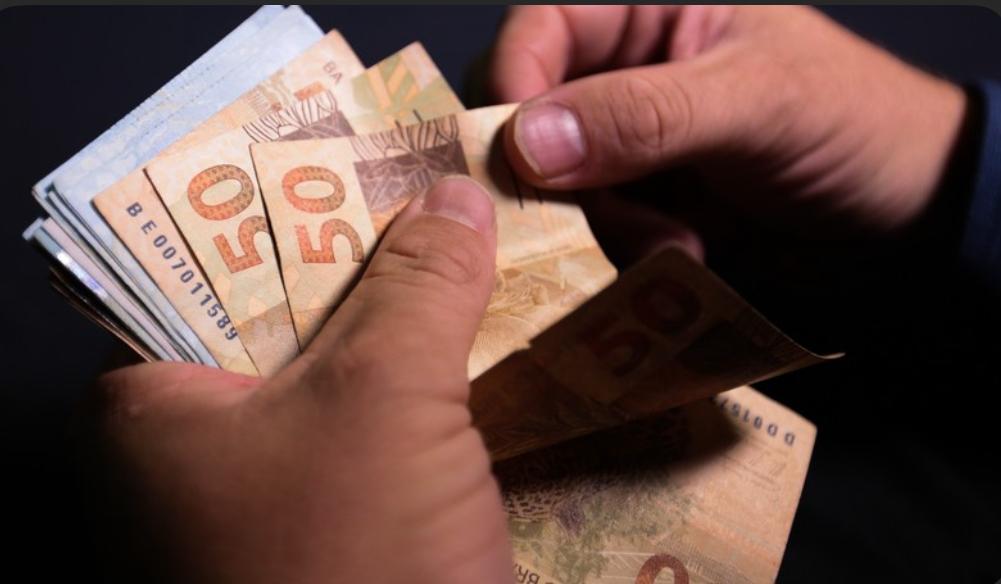 13º salário dos aposentados será antecipado para abril e maio; Lula assinou decreto nesta quinta