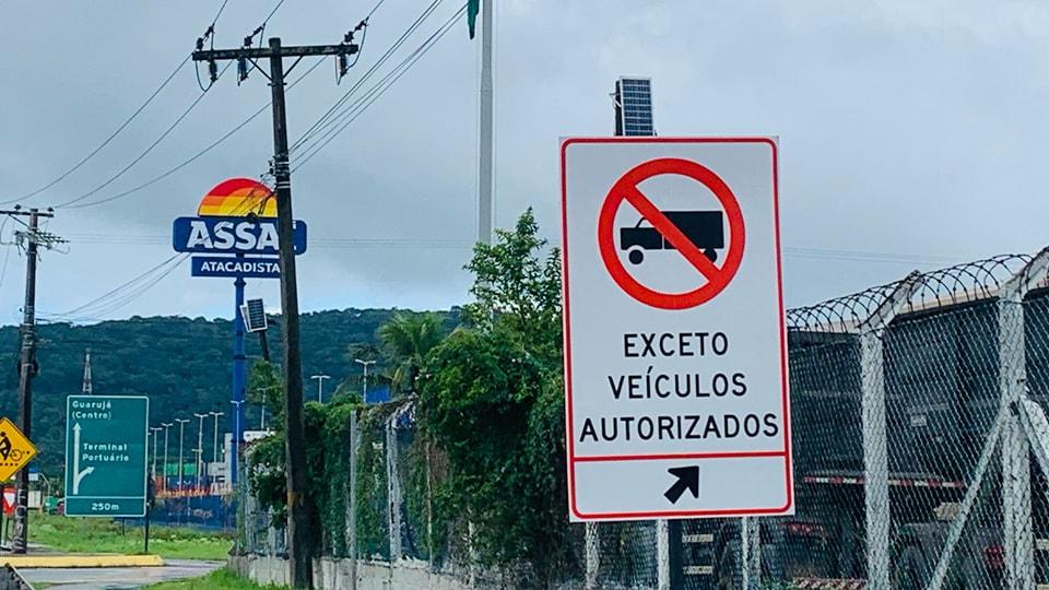 Guarujá instala nova sinalização para caminhões na Rua Valdomiro Macário.