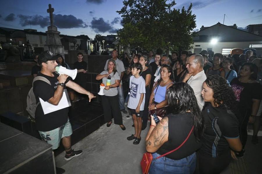 Interesse pela história de personalidades marca visita noturna guiada a cemitério de Santos