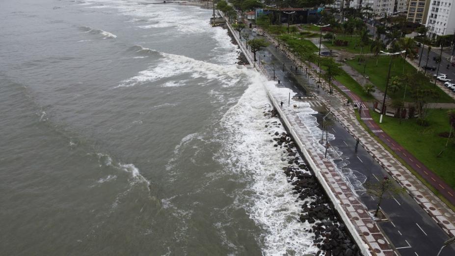 Mar agitado e ventos fortes devem continuar até segunda em Santos
