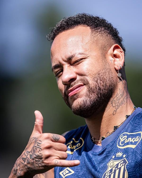 Neymar corre no gramado em mais um dia de recuperação no CT do Santos