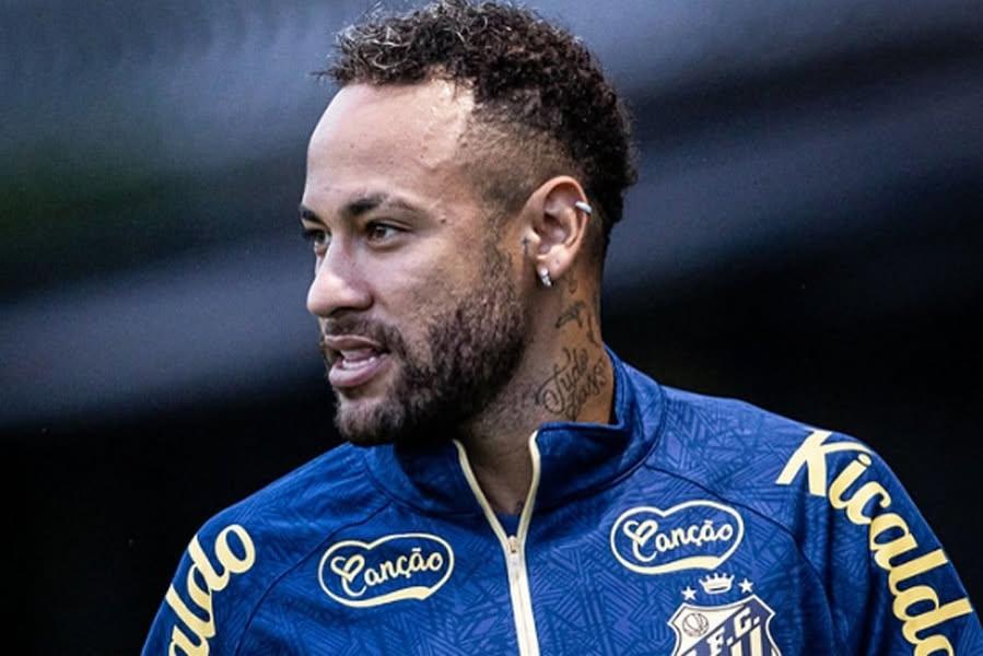 Neymar treina até no feriado e inicia novo tratamento no Santos