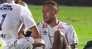 Neymar volta a sentir coxa, chora e deixa Santos x Atlético-MG no 1° tempo