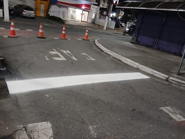 Prefeitura de Guarujá revitaliza sinalização de solo da Avenida Thiago Ferreira