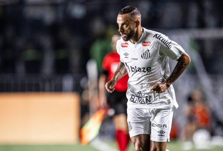 Pressionado, Caixinha faz testes no Santos e pode barrar artilheiro