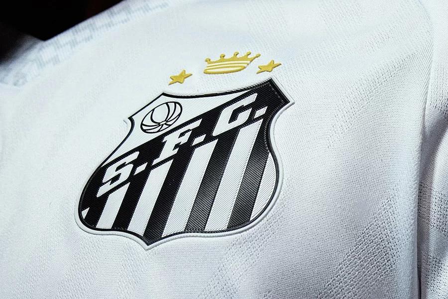Santos vê 'leilão' pelo patrocínio máster e pode triplicar valor recebido.