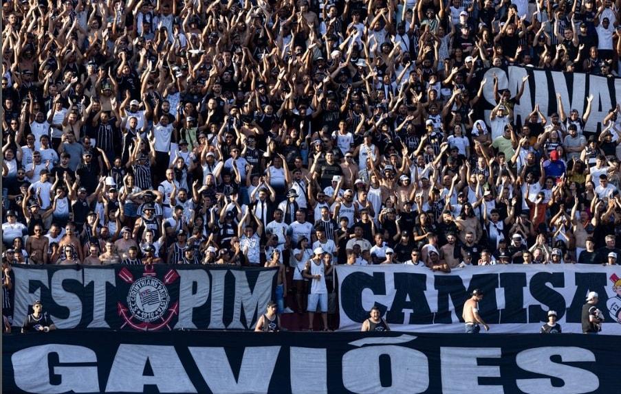 Torcedores do Corinthians vão ao clube cobrar Augusto sobre balanço e gestão