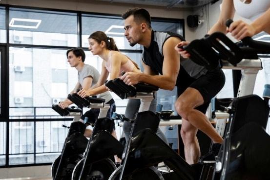 Bike indoor atrai novos praticantes com treinos intensos e motivacionais