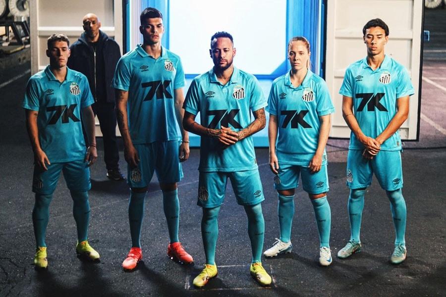 Com homenagem a Neymar, Santos relança icônica camisa azul turquesa
