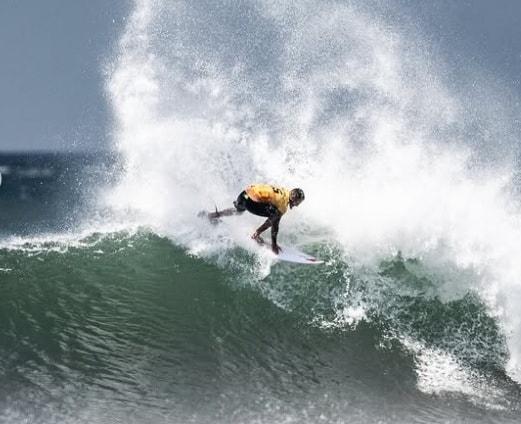 Italo Ferreira impressiona com altura de aéreo em piscina de ondas