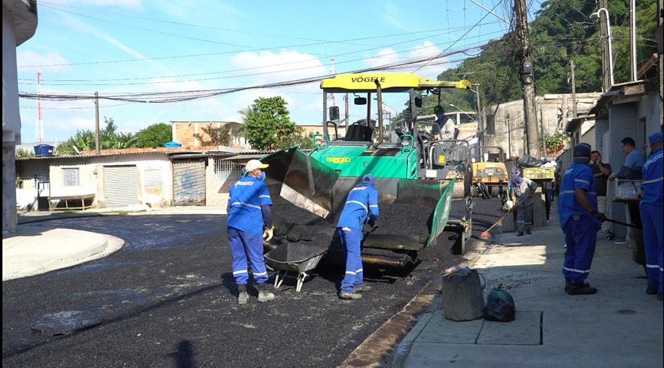 Prefeitura de Guarujá inicia pavimentação de cinco ruas no Perequê.