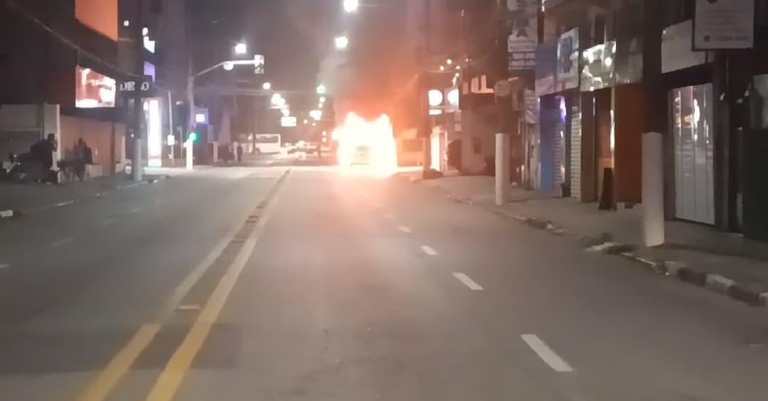 Veículo é consumido por chamas na Avenida Montenegro no Centro de Guarujá