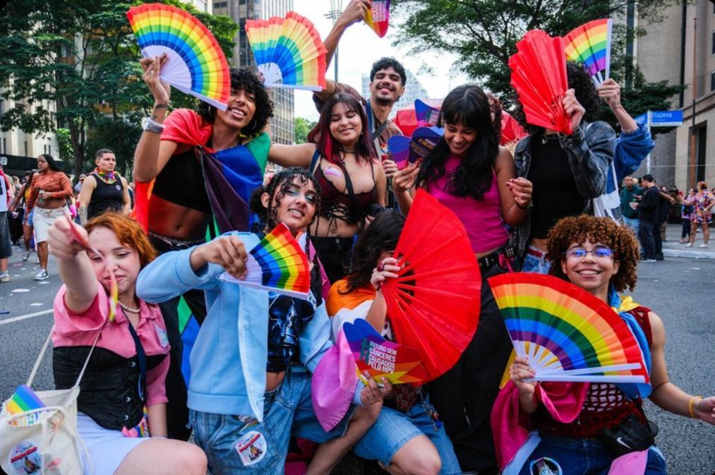 29ª Parada do Orgulho LGBT+ colore a Av. Paulista em SP, e celebra o amor, as famílias e o envelhecimento