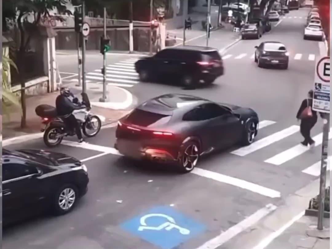 A Ferrari Purosangue de Neymar foi vista nas proximidades da Avenida Paulista, em São Paulo, cometendo uma infração de trânsito