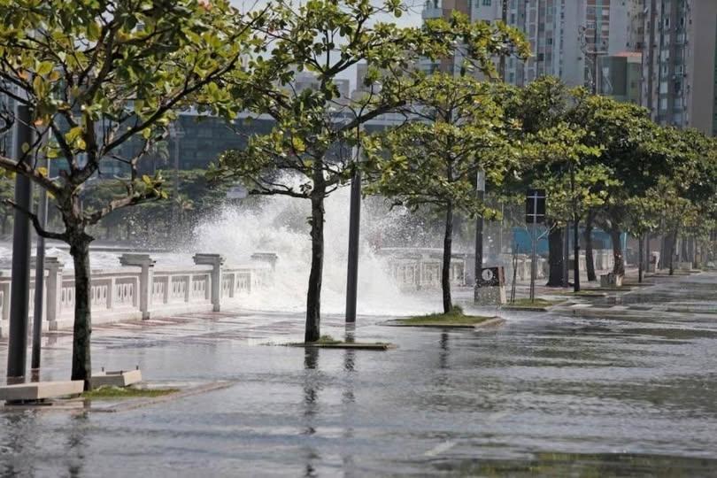 Alerta de mar agitado, chuvas intensas e risco de alagamentos atinge Baixada Santista