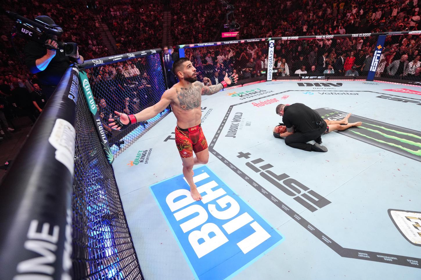 Charles do Bronxs é nocauteado no primeiro round e perde chance de retomar cinturão do UFC