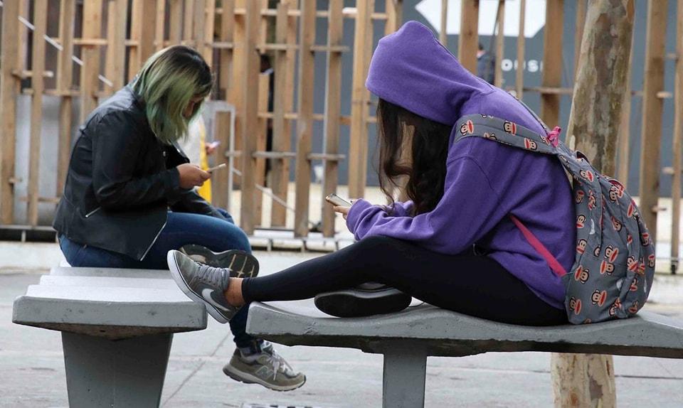 Decreto regulamenta uso de celulares em escolas municipais de Santos; entenda