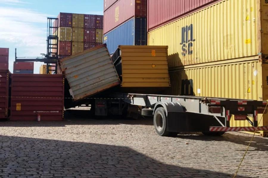 Motorista de caminhão morre atingido por contêiner em terminal de Santos