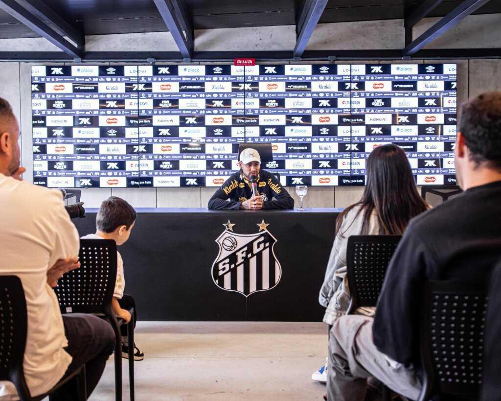 Neymar dá entrevista 'em família' e lamenta exposição