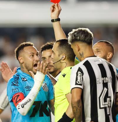 Neymar usa internet para pedir desculpas e faz critica contra árbitro que o expulsou