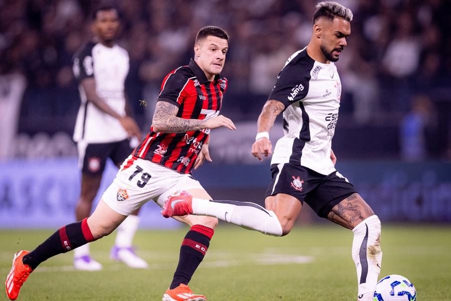Sob olhar de Ancelotti, Corinthians fica no 0 a 0 com Vitória em casa