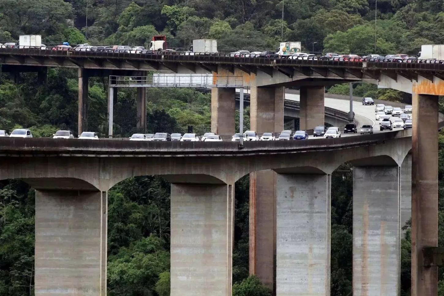 Arrastão na Rodovia dos Imigrantes deixa motoristas em pânico no litoral de São Paulo