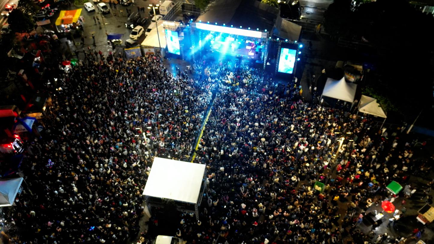 Chico César e Dilsinho levam mais de 11 mil pessoas aos shows de aniversário de Guarujá