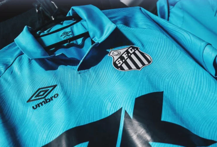 Com lançamento da camisa azul, Santos bate meta de vendas de 2025 ainda no primeiro semestre