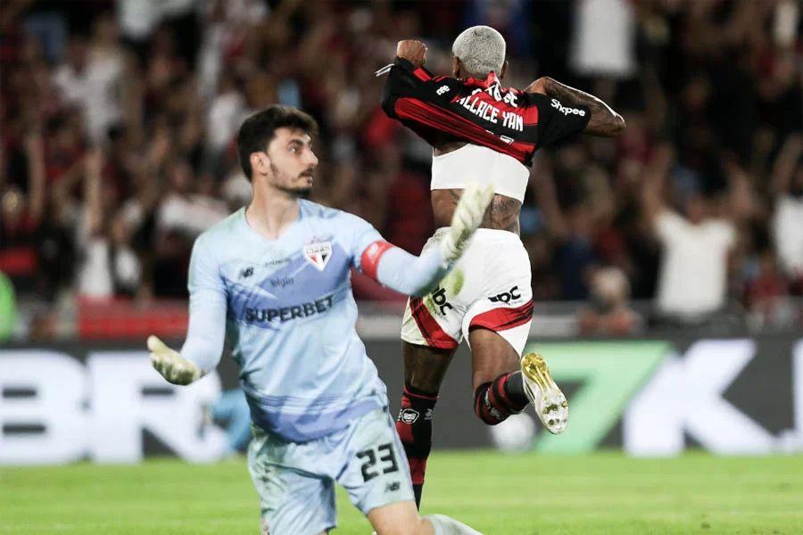 Flamengo amassa, bate São Paulo com lei do ex e frustra reestreia de Crespo