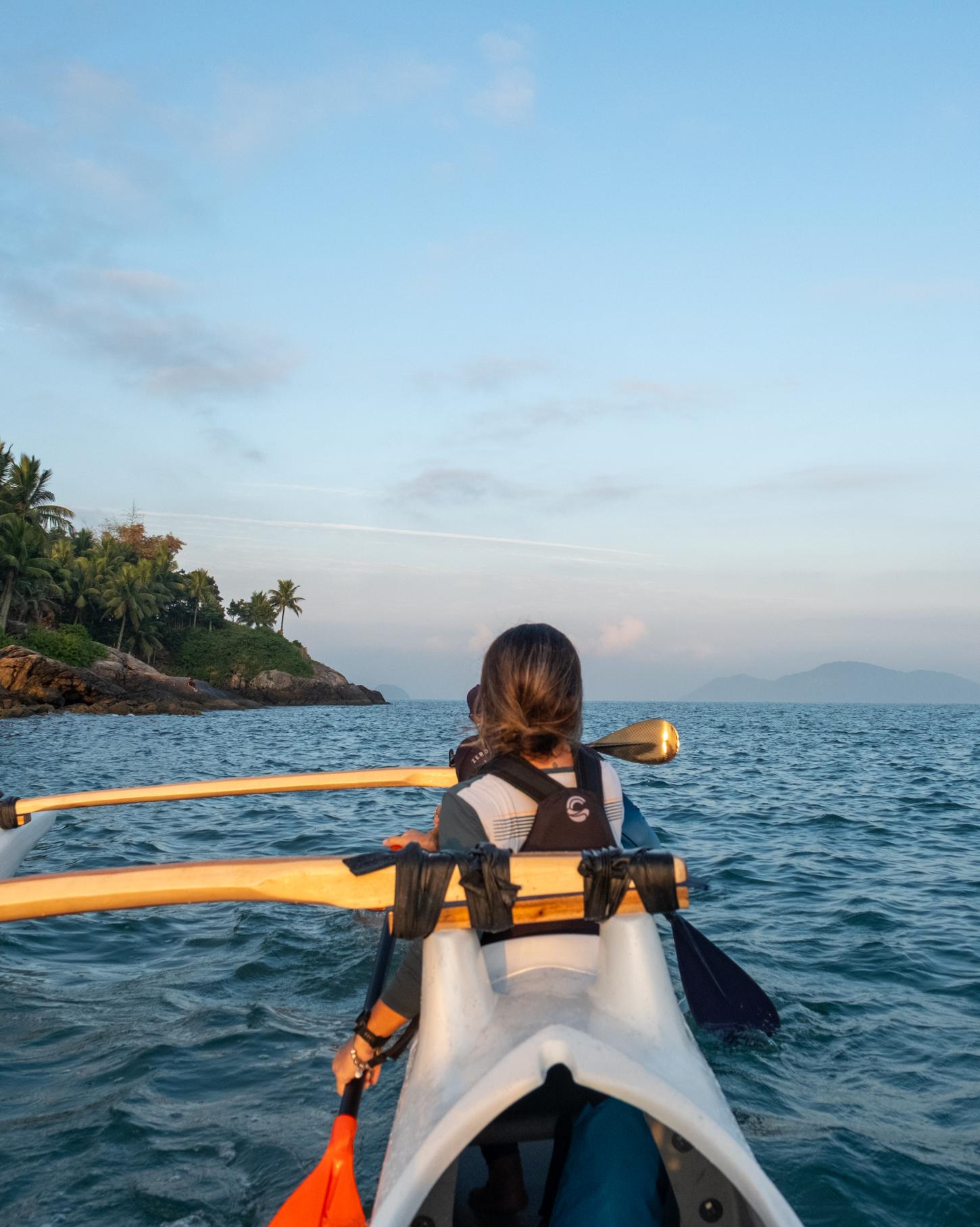 Guarujá inaugura base de treinamento de canoa havaiana na Praia das Astúrias