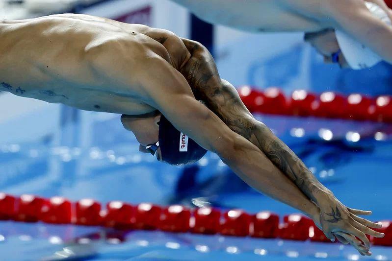 Guilherme Caribé faz melhor tempo da vida e vai à final do Mundial nos 50m borboleta