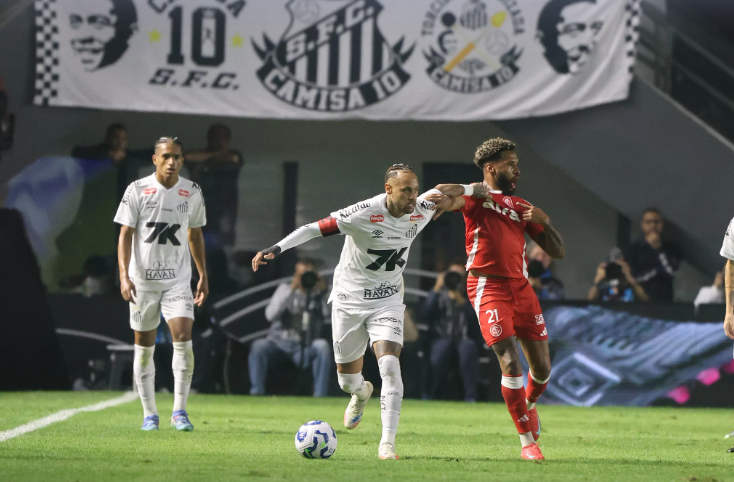 Neymar para na trave e na linha, Inter vence na Vila e mantém Santos no Z4