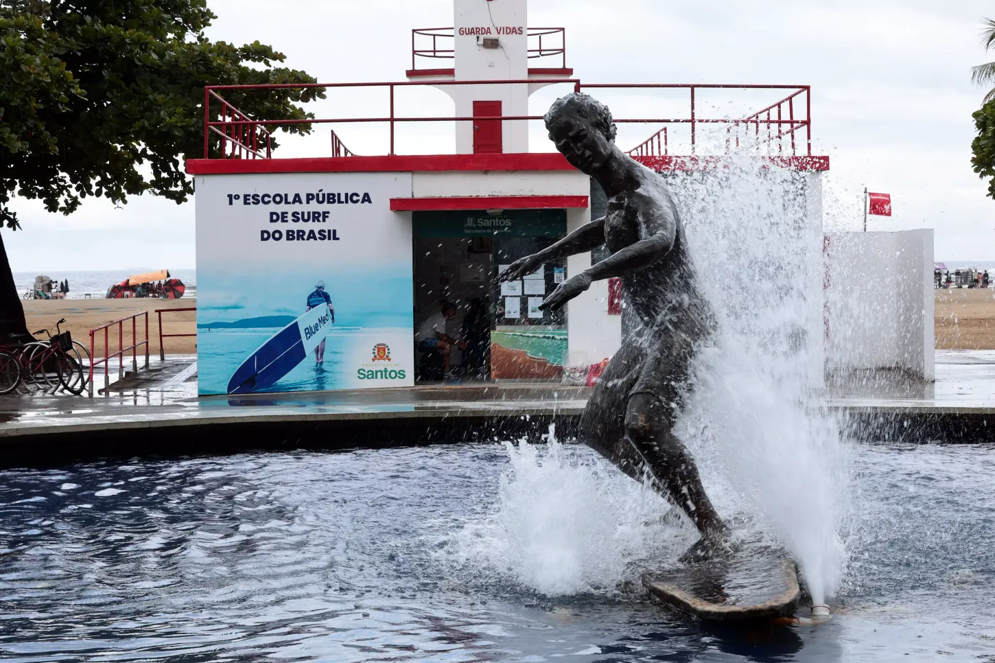 Primeira escola pública de surfe no Brasil celebra 34 anos em Santos com festa na orla da praia
