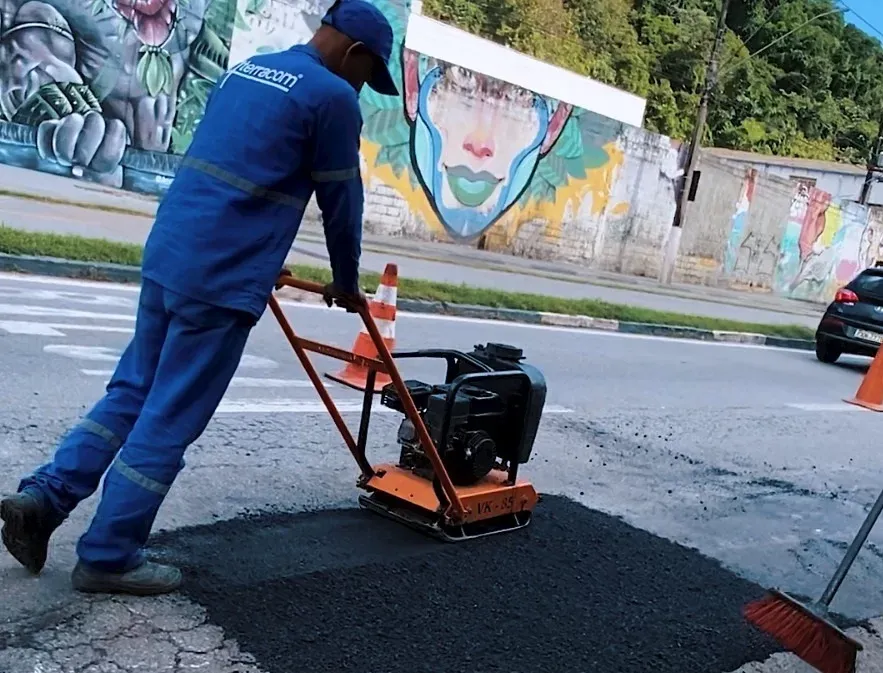 Avenida de acesso à balsa em Guarujá recebe melhorias