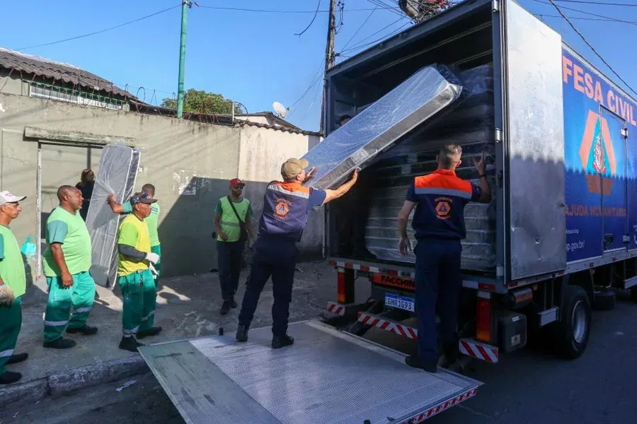 Governo de São Paulo envia ajuda humanitária a vítimas após incêndio em comunidade de Santos