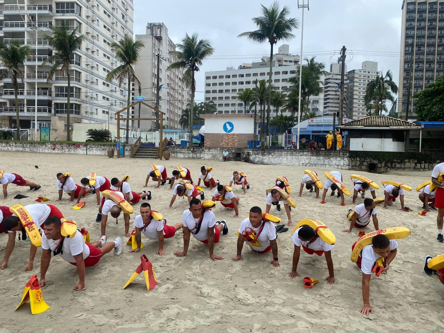 Guarujá recebe inscrições para contratação de guarda-vidas temporários