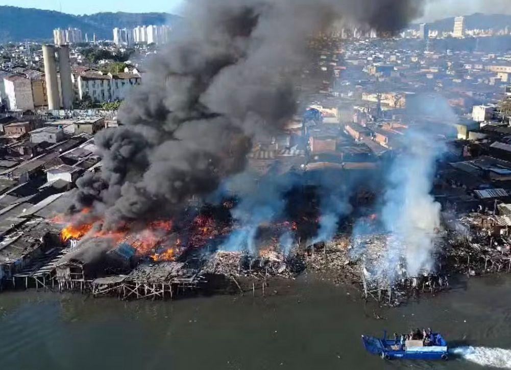 Incêndio atinge moradias em comunidade da maior favela sobre palafitas do Brasil