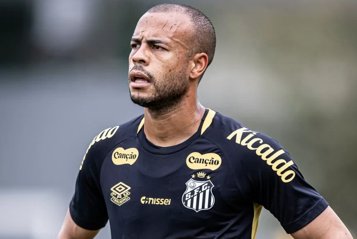 Mayke mira confronto com o Cruzeiro após estreia com vitória