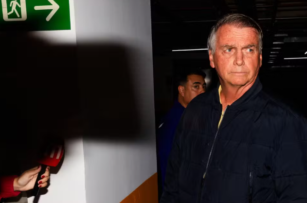 Moraes decreta prisão domiciliar de Jair Bolsonaro por descumprimento de medida cautelar