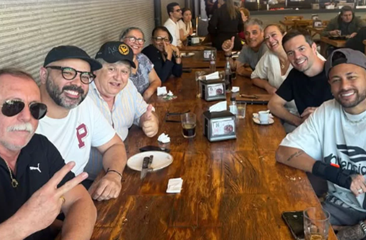 Neymar leva funcionários do Santos para almoço em churrascaria no Embaré