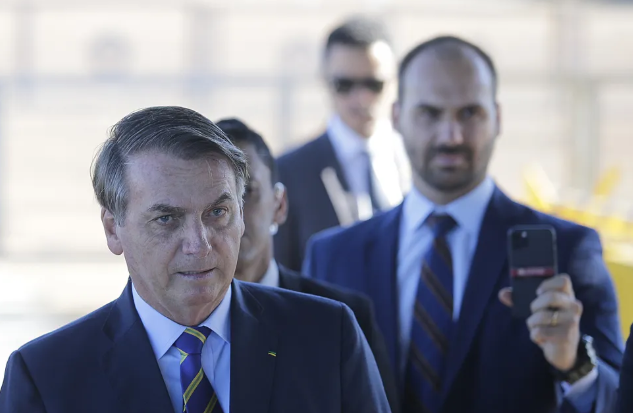 Polícia Federal encontra mensagens de Jair Bolsonaro planejando pedido de asilo político na Argentina