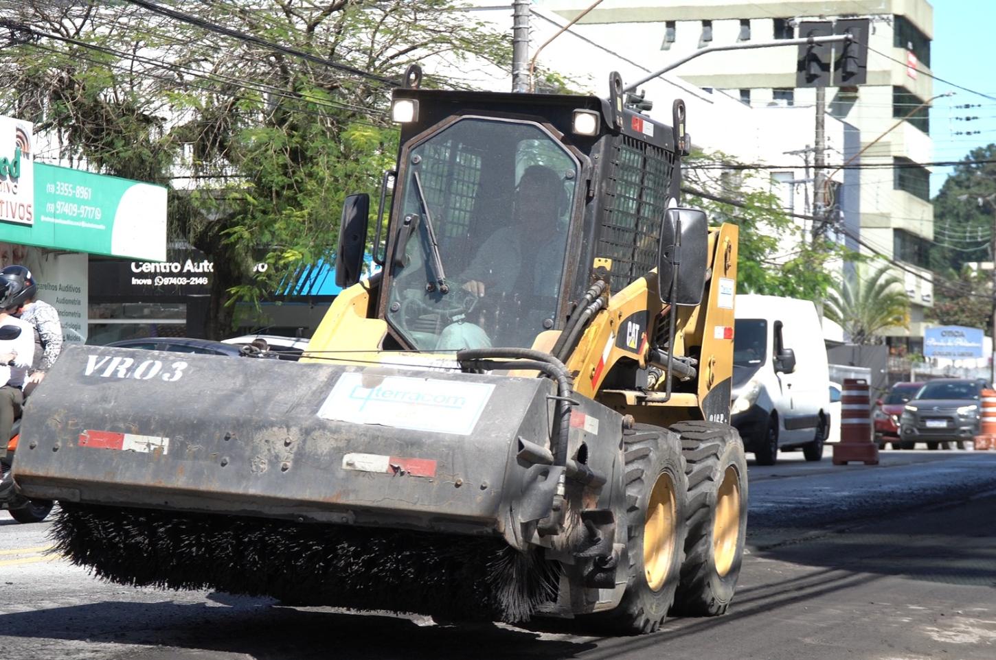 Rua Montenegro e Avenida Dep. Emílio Carlos passam por manutenção no pavimento