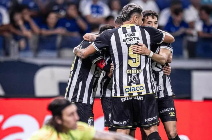 Santos resiste a domínio do Cruzeiro e vence por 2 a 1 de virada em BH