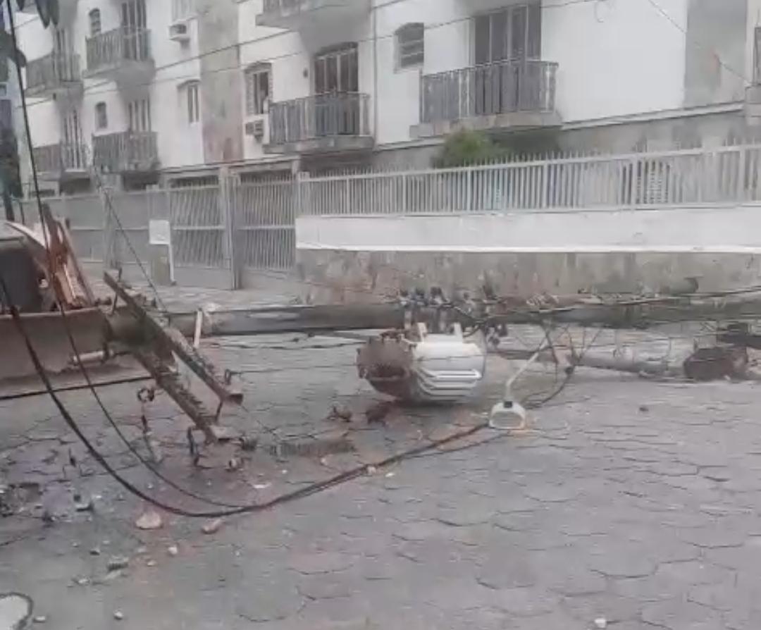 Trator derruba poste na Enseada